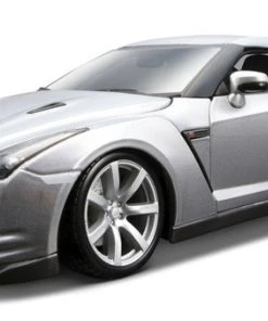 Burago 1/18 Nissan GT-R 2009 Diecast Model