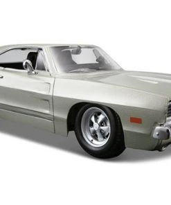 Maisto 1/25 1969 Dodge Charger RT Diecast Model